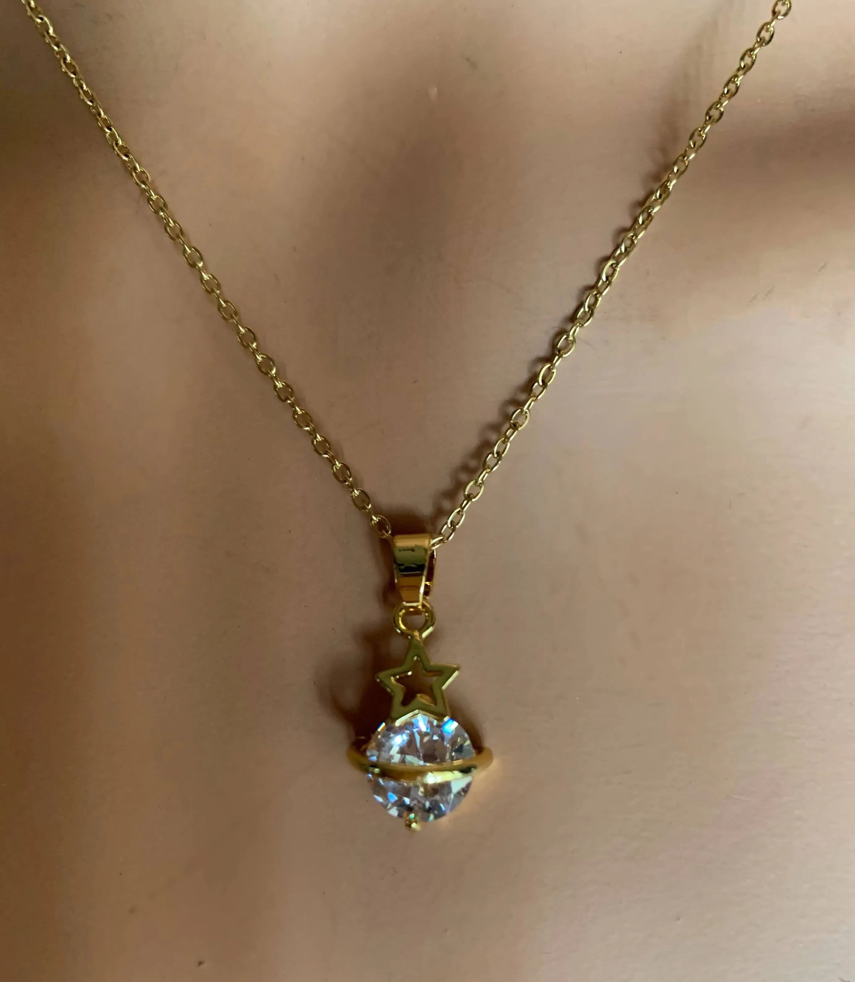 Hanging diamond star necklace