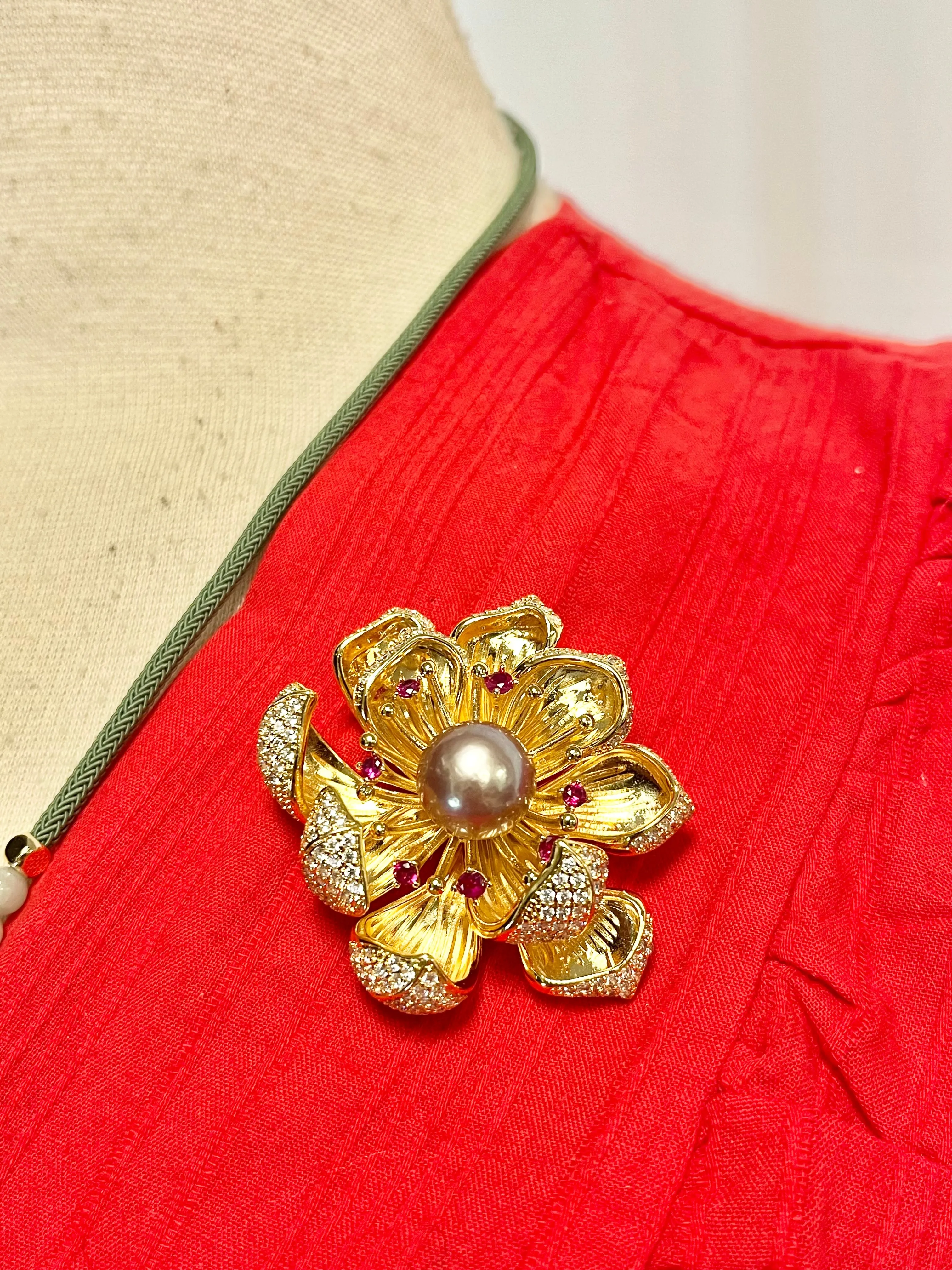 LOTUS FLOWER BROOCH IN MICRON SETTING WITH PURLE SOUTH SEA PEARL