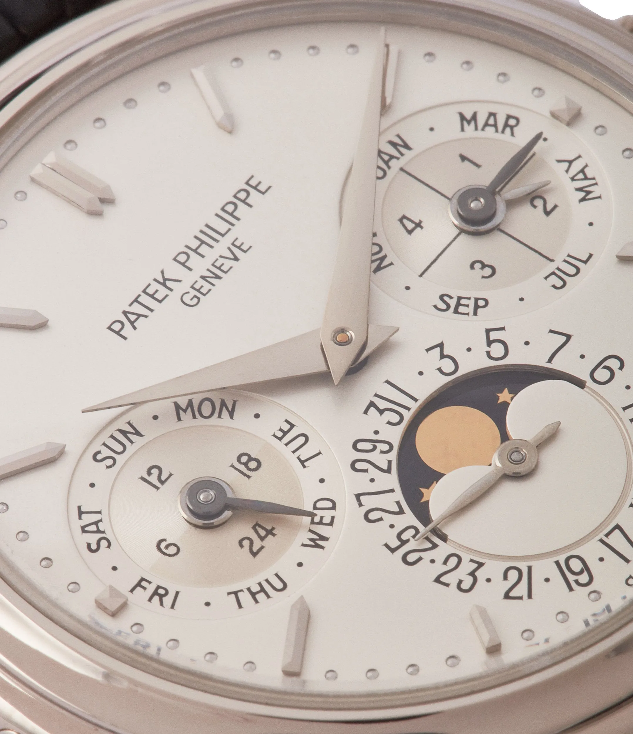 Perpetual Calendar 3940G | Grey Gold