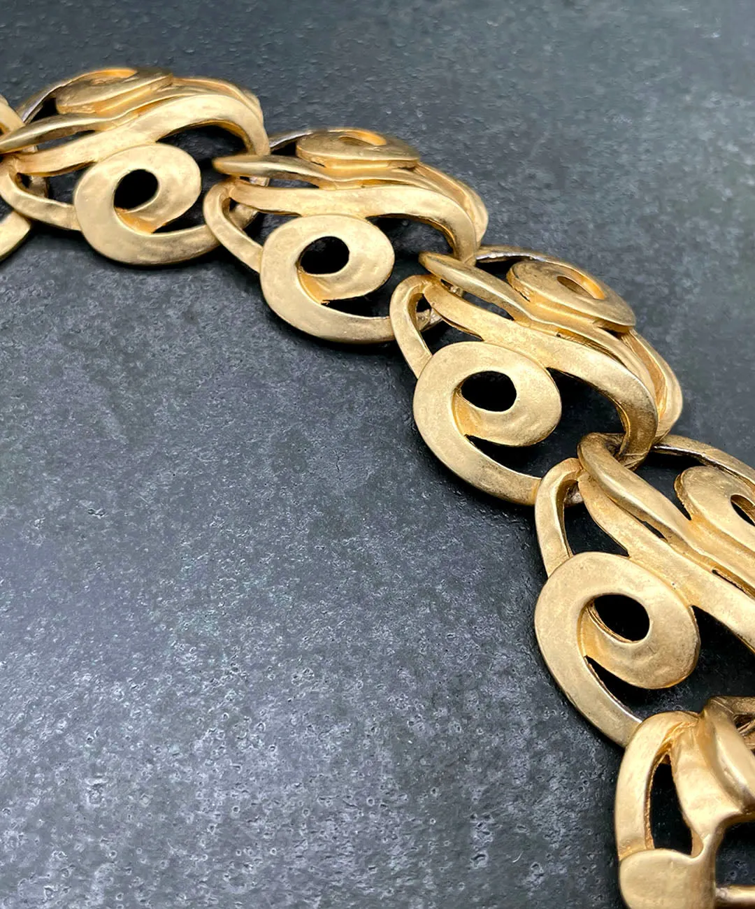【USA輸入】ヴィンテージ ERWIN PEARL マットゴールド アブストラクト ブレスレット/Vintage ERWIN PEARL Matte Gold Abstract Bracelet
