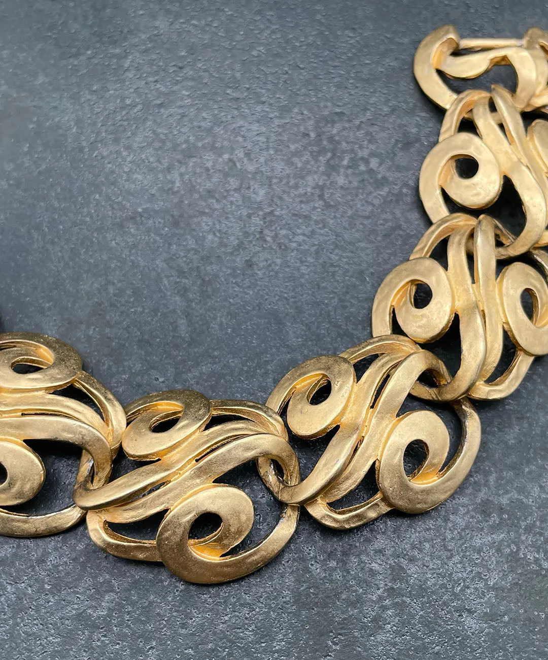 【USA輸入】ヴィンテージ ERWIN PEARL マットゴールド アブストラクト ブレスレット/Vintage ERWIN PEARL Matte Gold Abstract Bracelet