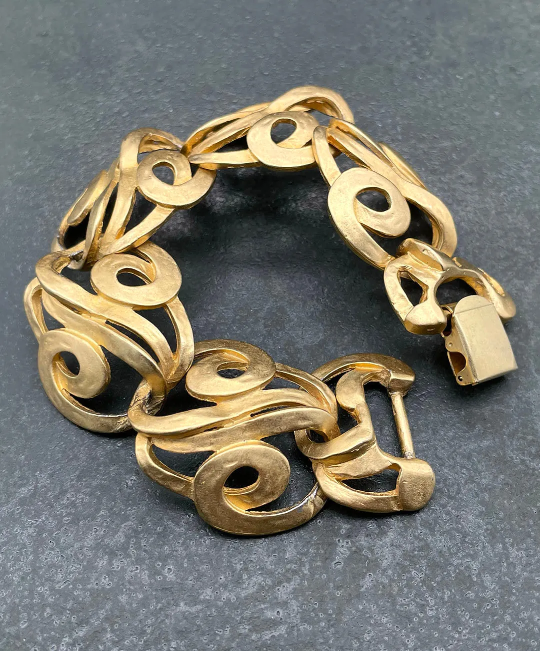 【USA輸入】ヴィンテージ ERWIN PEARL マットゴールド アブストラクト ブレスレット/Vintage ERWIN PEARL Matte Gold Abstract Bracelet