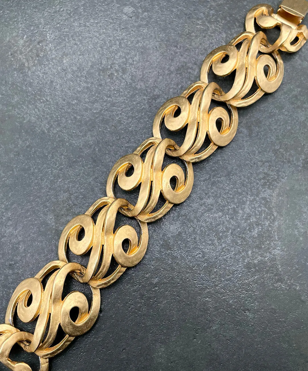 【USA輸入】ヴィンテージ ERWIN PEARL マットゴールド アブストラクト ブレスレット/Vintage ERWIN PEARL Matte Gold Abstract Bracelet