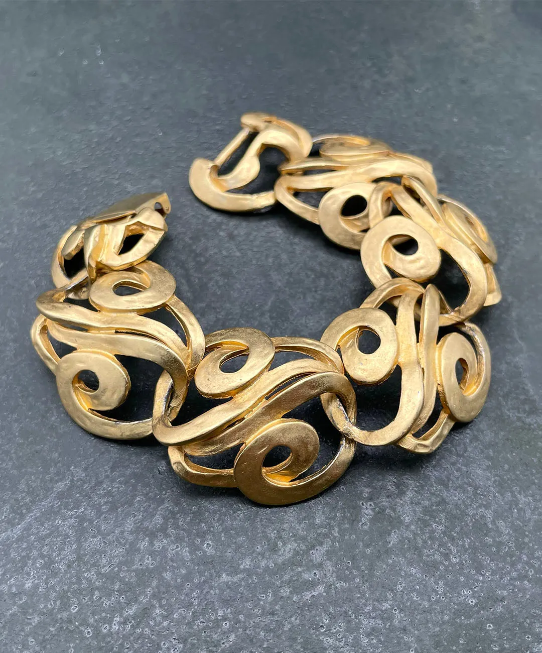 【USA輸入】ヴィンテージ ERWIN PEARL マットゴールド アブストラクト ブレスレット/Vintage ERWIN PEARL Matte Gold Abstract Bracelet