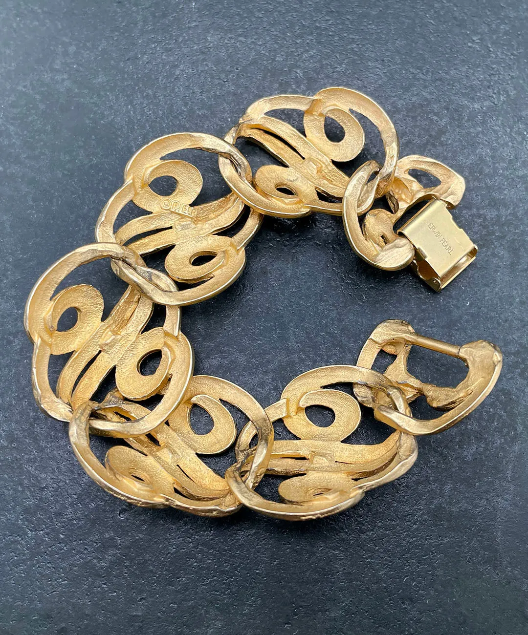 【USA輸入】ヴィンテージ ERWIN PEARL マットゴールド アブストラクト ブレスレット/Vintage ERWIN PEARL Matte Gold Abstract Bracelet