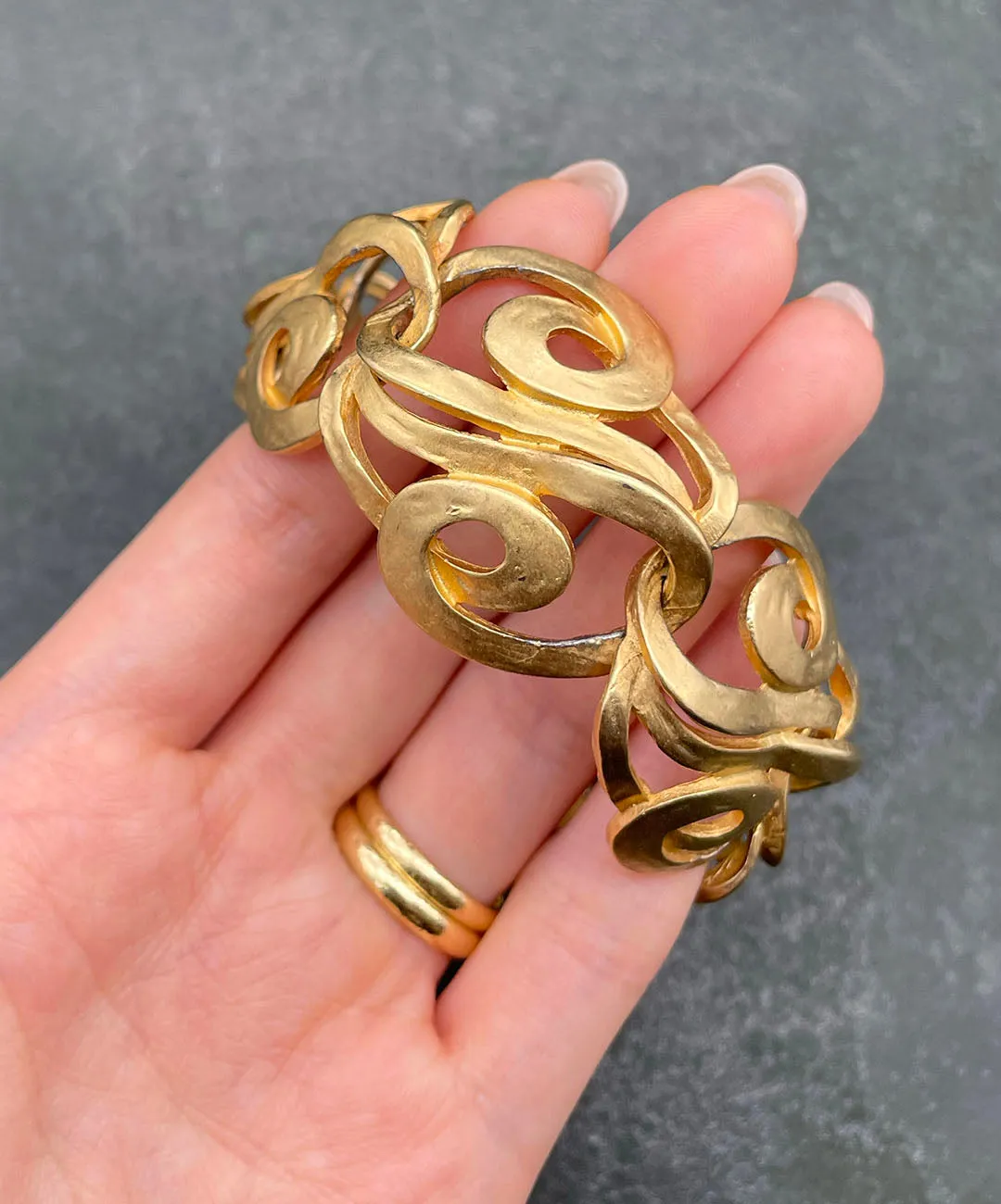 【USA輸入】ヴィンテージ ERWIN PEARL マットゴールド アブストラクト ブレスレット/Vintage ERWIN PEARL Matte Gold Abstract Bracelet