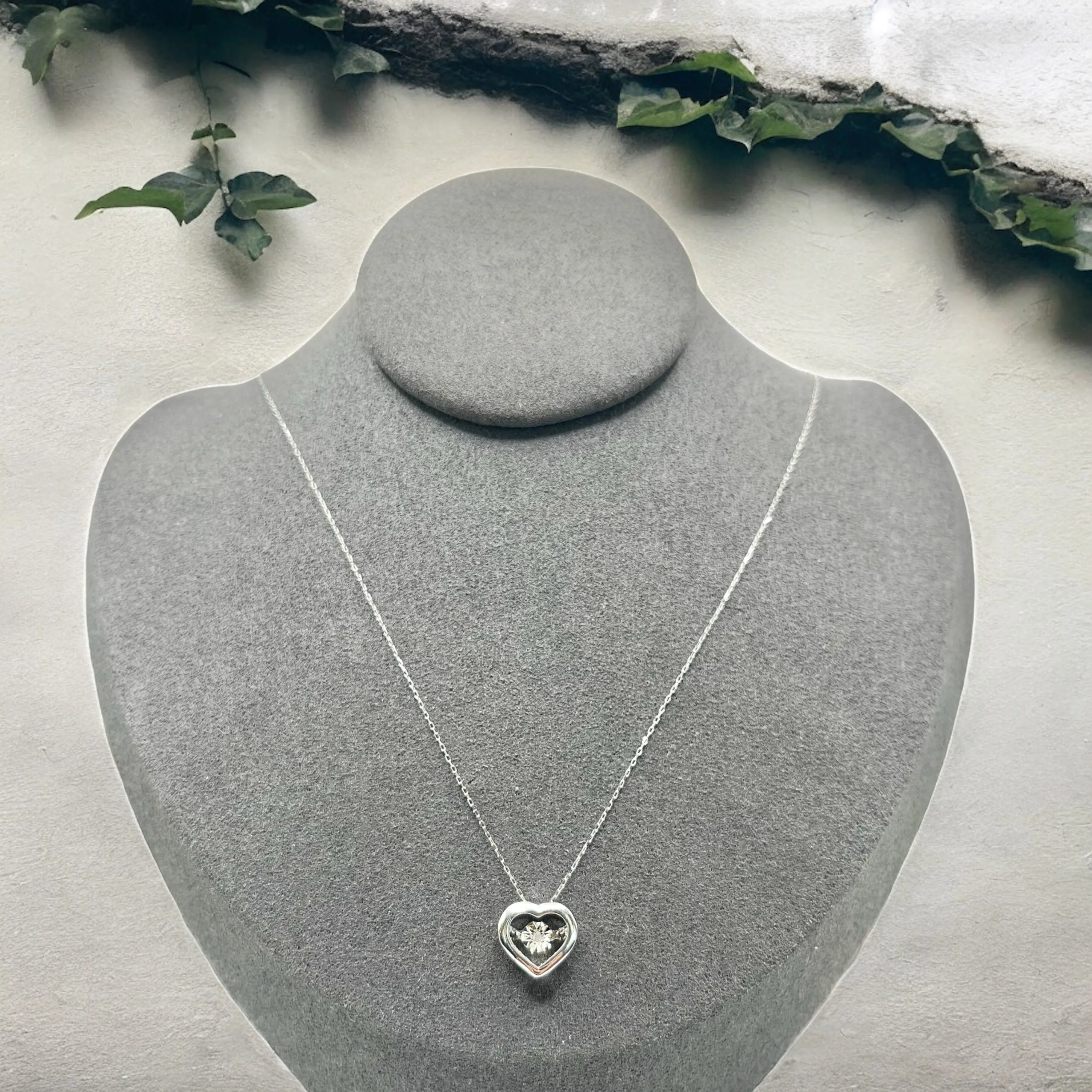 WHITE GOLD HEART DANCING NECKLACE